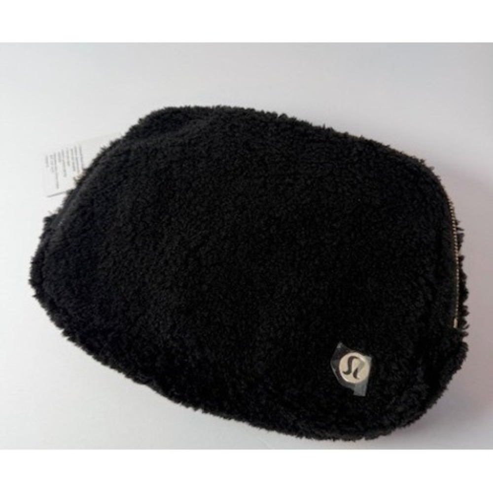 Lululemon Everywhere Belt Bag Large Fleece Black Gold LU9BDUS 2L NWT